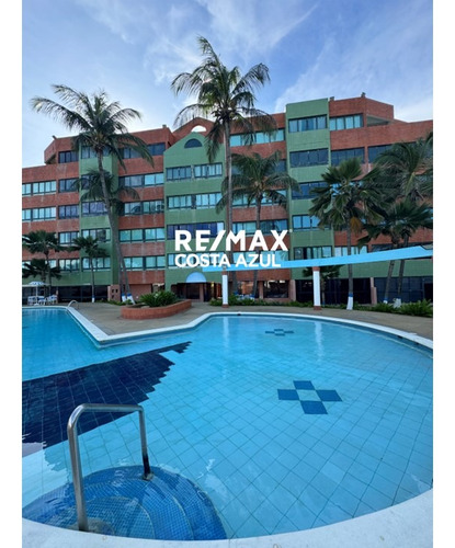 Remax Vende Apartamento Planta Baja Con Espectacular Vista A Las Áreas Sociales En Conjunto Residencial Emerald Suites