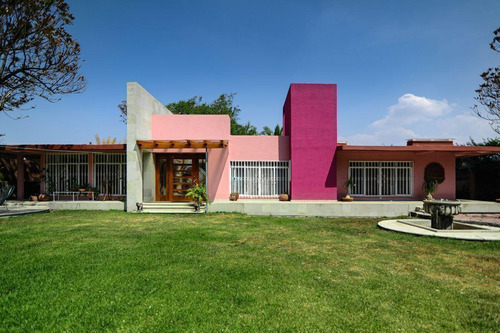 Casa Con Amplio Jardín Estilo Contemporáneo