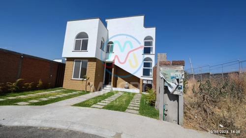 Casa En Venta Fracc. Tehuicil Con Jardín Amplio Y Alberca Escriturada