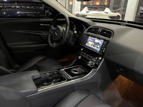 Imagem 9 de 13 de Jaguar Xe 2.0 16v Si4 Turbo Gasolina Pure 4p Automático