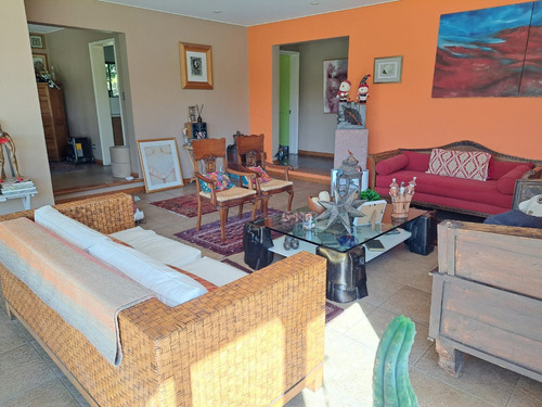 Hermosa Casa Provenzal, Con Lindo Jardín. Chicureo Poniente.