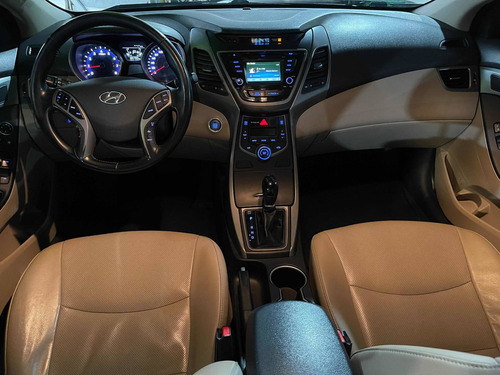 Imagen 12 de 15 de Hyundai Elantra 2015 1.8 Limited Tech At