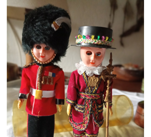 Muñecos Soldados Guardia Reina Antiguos Quedan Dos