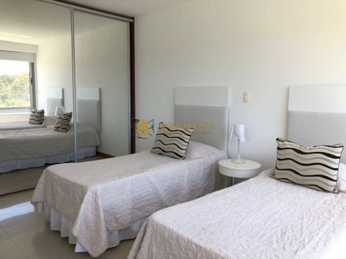Apartamento En La Brava, De 3 Dormitorios Cuenta Con Excelentes Servicios, Vista Plena Al Mar - Consulte!!!!!!!!-ref:2383