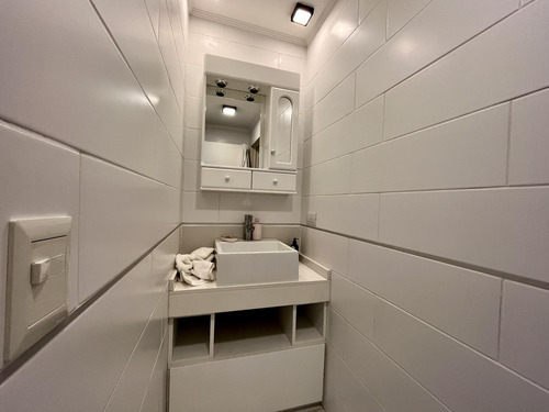 Impecable Semipiso Con Terraza Y Piscina Sobre Av. Libertador En Martinez.