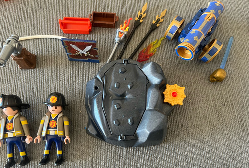 Lote 9 Playmobil Con Accesorios + Ladrillos De Construcción (Usado)