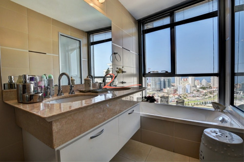 Apartamento De 3 Dormitorios En Venta Y Alquiler Temporario, Playa Mansa. Punta Del Este- Ref: 5335