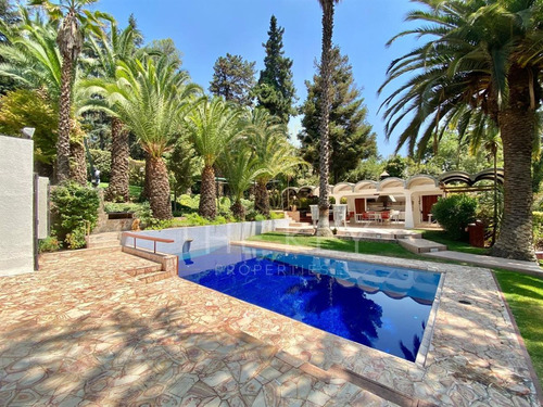 Casa En Venta De 4dorm, 3 Serv, Piscina, Jardin. En Vitacura
