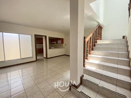Casa En Jardín Real, Zapopan Con 4 Recámaras, 220 M², Id: 153696