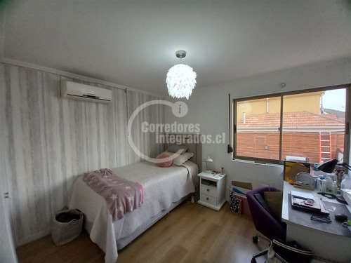 Casa En Venta De 5 Dorm. En La Florida