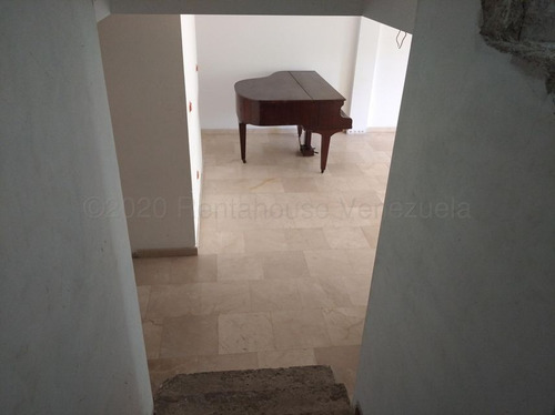 Townhouse En Venta En La Cooperativa Maracay Aragua 23-4820 Irrr