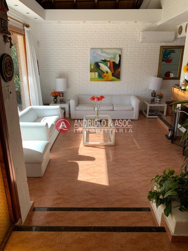 Casa Muy Iluminada Y Excelente Construccion- Ref: 6773