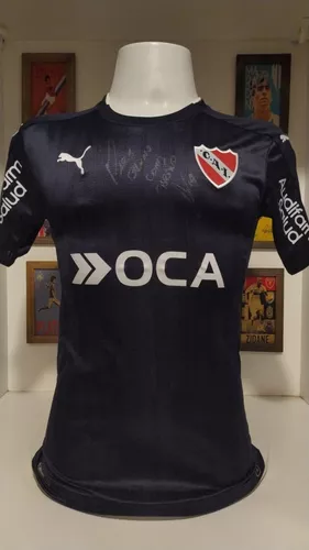 Camisa Club Atlético Independiente autografada pelo Victor Cuesta