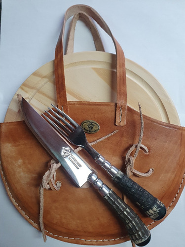 Conjunto De Cuchillo Y Tenedor Con Tabla Y Forro En Cuero