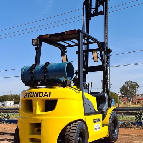 Imagem 2 de 5 de Empilhadeira Gás Hyundai 25l-7m, Ano 2015 Semi-nova
