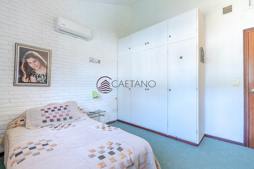 Espectacular Casa De Cinco Dormitorios Y Piscina En Venta - Playa Mansa- Ref: 2734