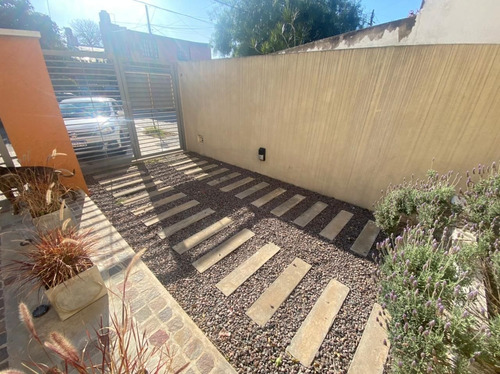 Imagen 3 de 17 de Departamento En Venta De 2 Amb. Con Patio Y Cochera En Ramos Mejia