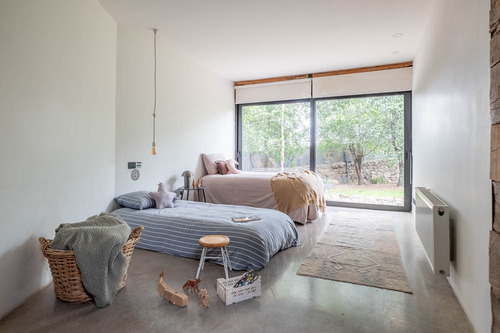 Casa Con Un Diseño Único Y Amplios Espacios