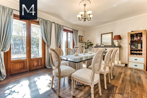 Impresionante Casa Estilo Francés