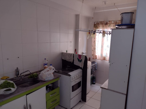 Apartamento, 2 Quartos 1 Banheiro, Cozinha E Sala
