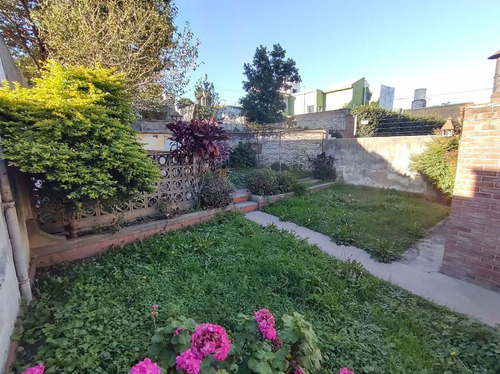 Casa En Villa Cabrera Tres Dormitorios