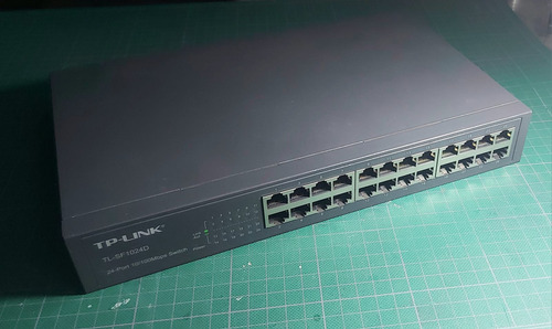 Switch Tp-link Tl-sf1024d 10/100 Mbps De 24 Puertos (Usado)