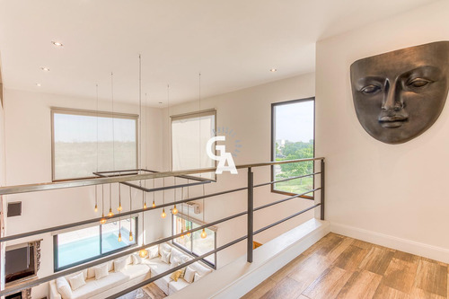 Imagen 18 de 30 de Casa En Venta 8 Ambientes En Vistas / Permuta