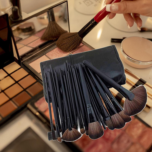 El Cepillo Profesional Del Maquillaje Fija Las Cerdas De La