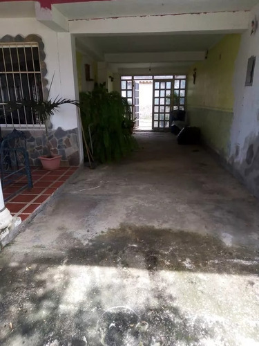 Gm - Venta Hermosa Y Cómoda Casa, 4 Hab, 3 Baños, 2 Est. Ubicada En Esquina, Dentro De Una Las Mejores Urbanizaciones De La Zona, Vigilancia Privada - Colinas De Betania - Charallave