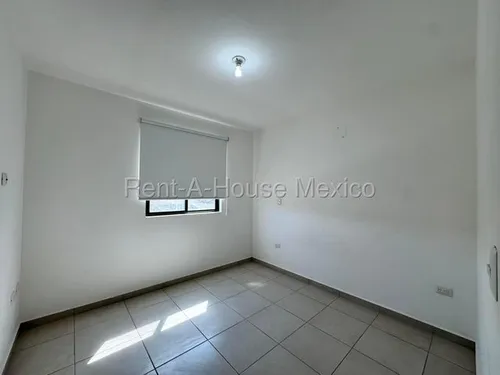 Renta. Casa De 3 Recámaras Con 1 En Planta Baja - Zákia | Rahqro
