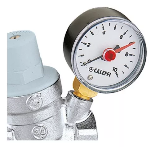Reductor de presión inclinado, con manómetro 0–10 bar.