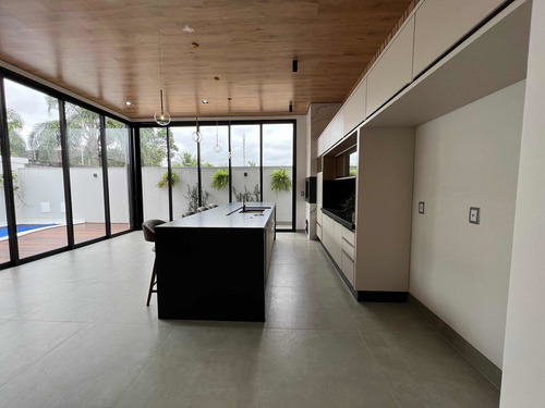 Imagem 11 de 21 de Casa Semi Mobiliada Com 03 Suítes Em Sínop