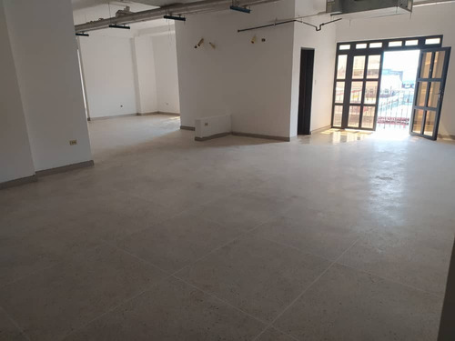 Imagen 2 de 12 de Oficinas En Cc Las Valentinas En Puerto Cabello. Eglée Suárez 04144815512