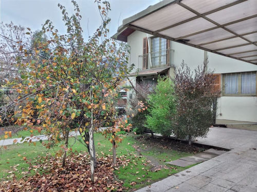 Casa En Venta De 4 Dorm. En Ñuñoa