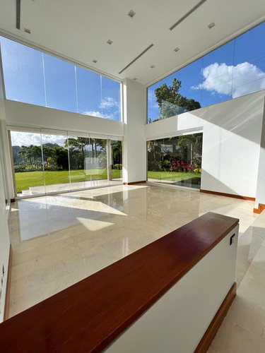 Se Vende Casa 3600m2. 7h+3s/9b+2/15p. Cerro Verde.