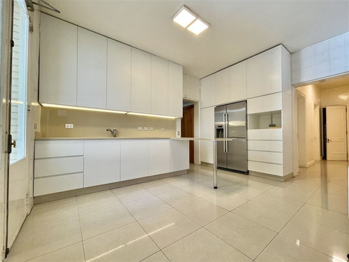 Gran Parque Nueva Costanera, Residencia Embajador Vitacura