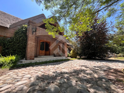 Casa En Venta De 4 Dorm. En Colina