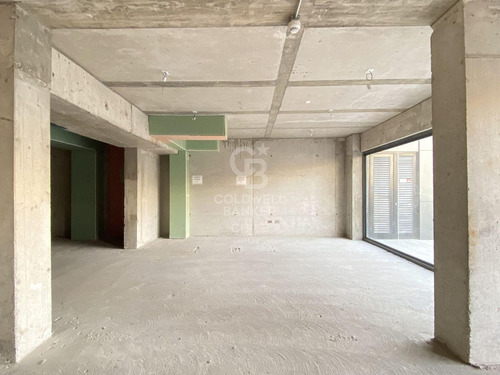 Local Comercial Con Alto Tráfico Y Frente Vidriado