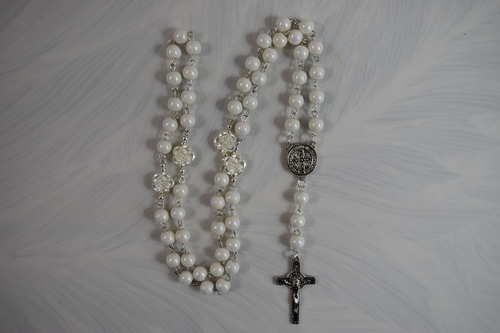 Rosario Cruz De San Benito Con Perlas Blancas Blanco