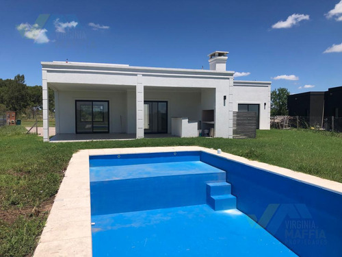 Casa Con Fondo Al Verde En Una Planta Con Pileta - San Sebastián Area 12