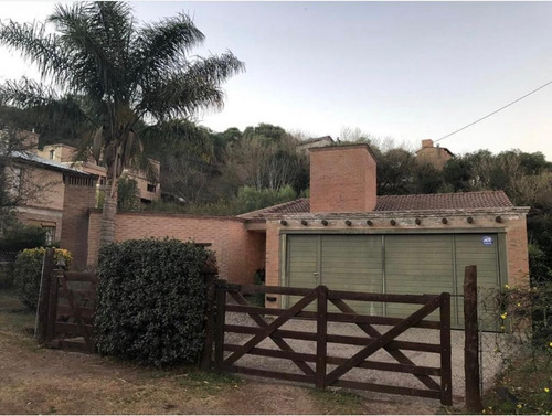 Casa En Venta De 3 Dormitorios C/ Cochera En Villa Allende