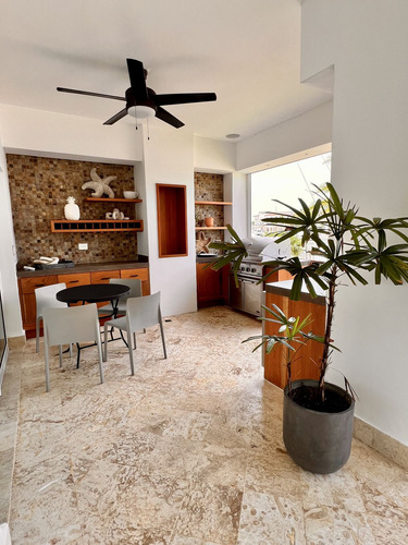 Venta De Hermoso Apartamento Con Vista A La Marina De Cap Cana, Punta Cana