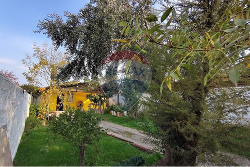 Casa Con Amplio Jardín Y Buena Conectividad