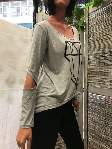 Remera Gris Estampa Diamante Con Recortes