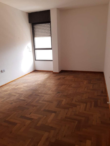 2 Dormitorios Con Balcon Y Cochera. Departamento En Alquiler En Nueva Cordoba