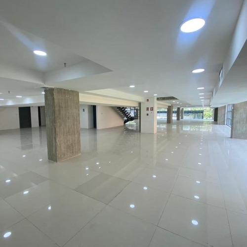 Imagen 2 de 16 de Planta Baja Industrial / Comercial En Alquiler - Urb. La Urbina