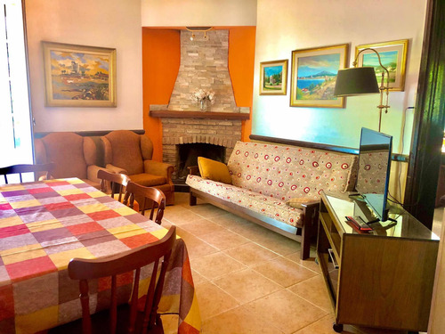 Casa En Alquiler En Piriapolis Con Parque Arbolado, Barbacoa Con Heladera Y Comedor Para 10 Personas