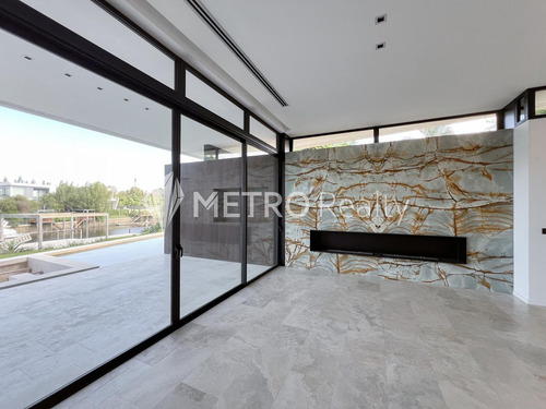 Casa En Venta Con 4 Suites Y Amarra En El Yacht, Nordelta
