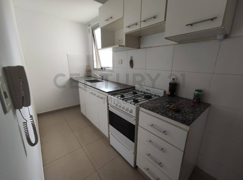 Imagen 6 de 10 de Departamento De 2 Dormitorios Con Cochera En La Plata