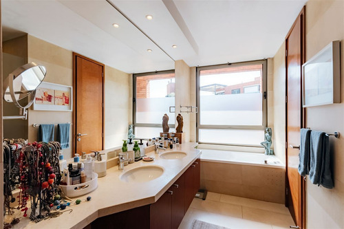 Departamento En Venta De 4 Dorm. En Vitacura